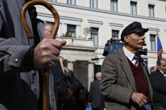 Ψαλιδισμένο ΕΚΑΣ για 260.000 δικαιούχους