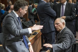 Τα βραχυπρόθεσμα πάγωσαν με διαταγή Σόιμπλε