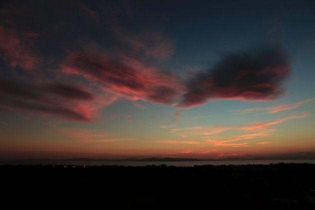 Κι όμως, συνεχίζει…