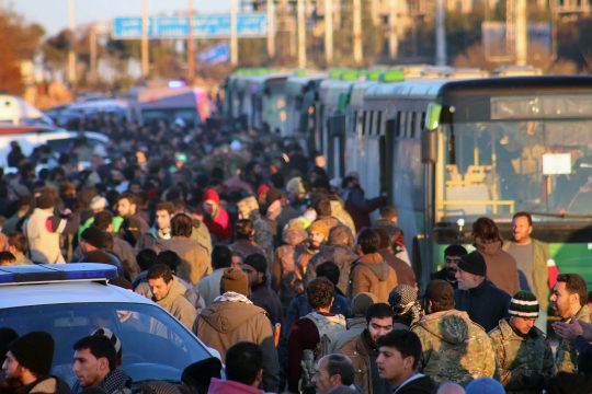 Ξανάρχισε η μετ’ εμποδίων εκκένωση από το Χαλέπι