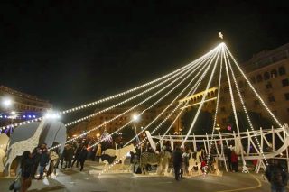 Κάθε στολίδι και ένας απολυμένος!