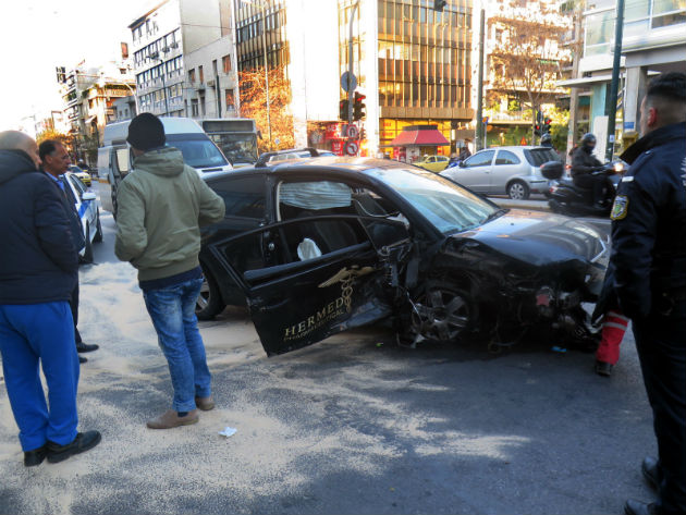 Σοβαρό τροχαίο στη λεωφόρο Συγγρού