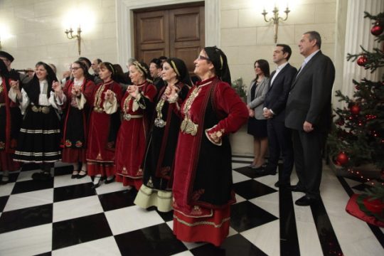 Κάλαντα και χοροί στο Μαξίμου