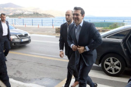 Στο Λασίθι ο πρωθυπουργός- Τον υποδέχθηκαν με πανό