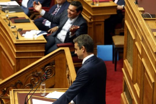 LIVE: Σκληρή αναμέτρηση και ονομαστική ψηφοφορία