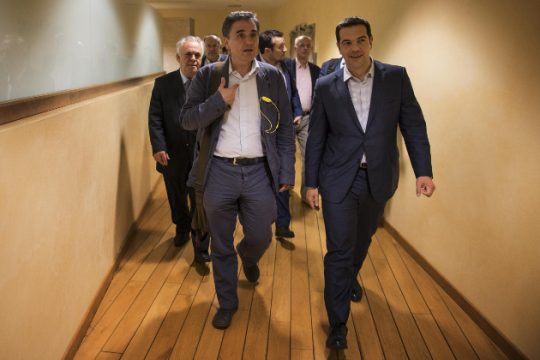 Πέφτουν οι τόνοι, παραμένουν οι διαφωνίες