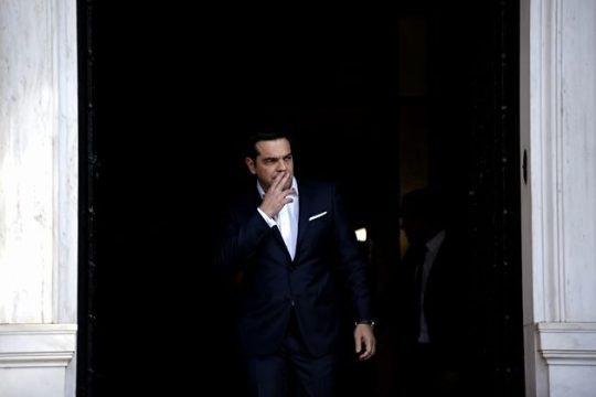 Γαλάζιο… δώρο στο Μαξίμου
