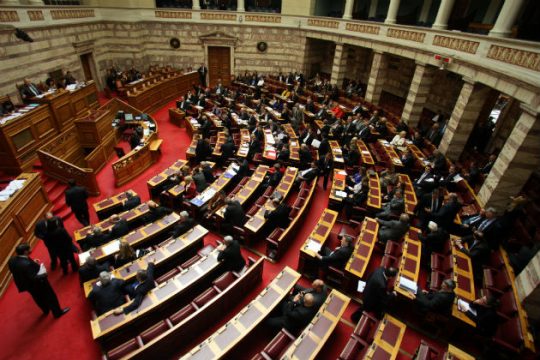 Ονομαστική ψηφοφορία για τον ΦΠΑ στα νησιά (LIVE)