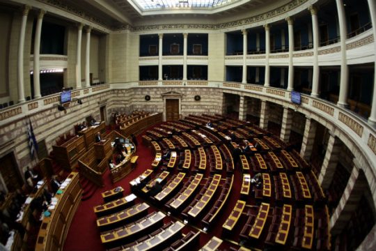 Στη Βουλή ο ΦΠΑ εν αναμονή των δανειστών