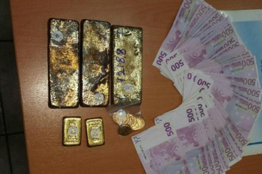 Έκρυβε στις βαλίτσες του πλάκες χρυσού