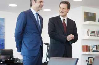 Ν.Δ.: «Διευρύνεται και μεγαλώνει» με Θ. Σκυλακάκη