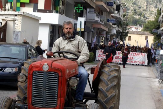 Ζεσταίνουν και φέτος τις μηχανές των τρακτέρ