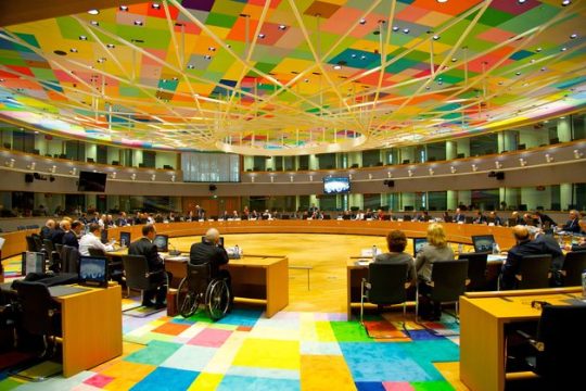 Με… χαμόγελο οι πιέσεις για νέα μέτρα