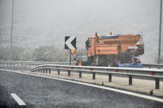 Χιονιάς και ταλαιπωρία οδηγών στην Κορίνθου-Πατρών