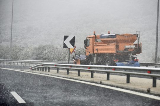 Χιονιάς και ταλαιπωρία οδηγών στην Κορίνθου-Πατρών
