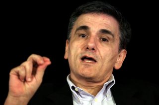 Τι περιμένει και τι τον… περιμένει