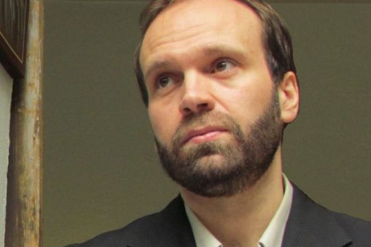 Προτού με καταραστείς, διάβασέ με