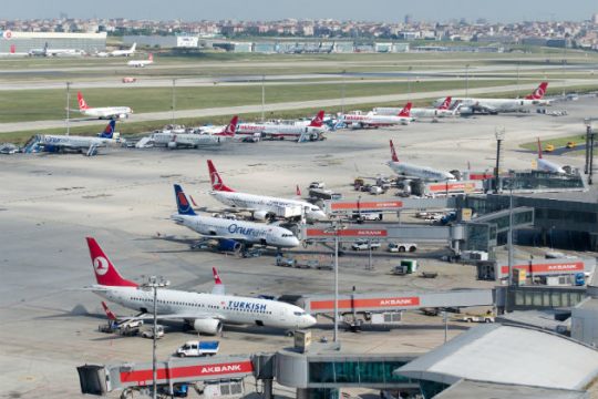 Οχλος επιτέθηκε σε σχεδιαστή μόδας για προσβολή της Τουρκίας