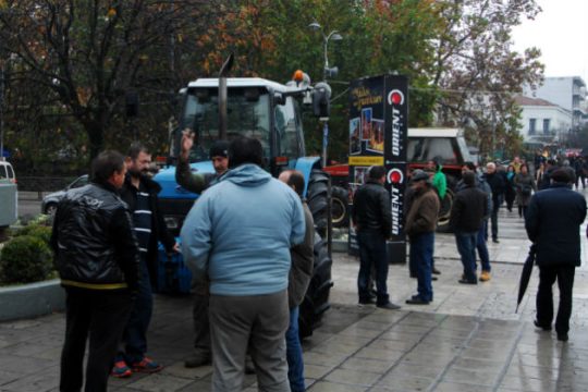 Οργανώνονται στα μπλόκα οι αγρότες