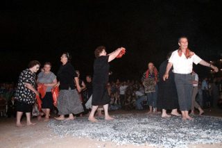 Εδώ σε θέλω κάβουρα… να περπατάς στα κάρβουνα