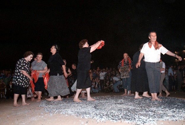 Εδώ σε θέλω κάβουρα… να περπατάς στα κάρβουνα