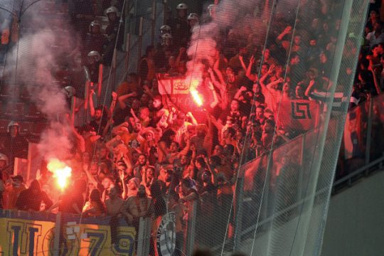 «Καμπάνα» της UEFA στον ΑΠΟΕΛ για τα ρατσιστικά πανό