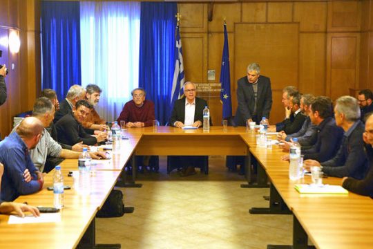 Ακαρπη η συνάντηση αγροτών – Αποστόλου