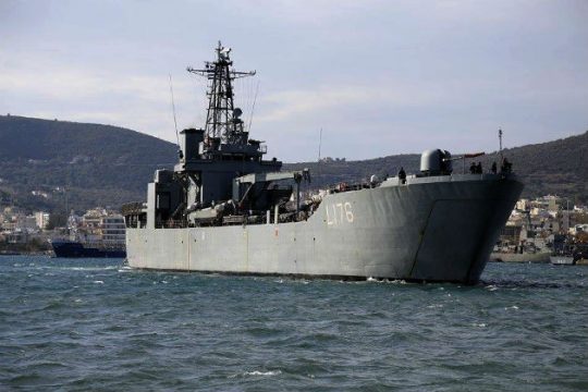 Στο αρματαγωγό «Λέσβος» 500 πρόσφυγες