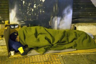 Οι άστεγοι της Αθήνας τις άγριες νύχτες της «Αριάδνης»