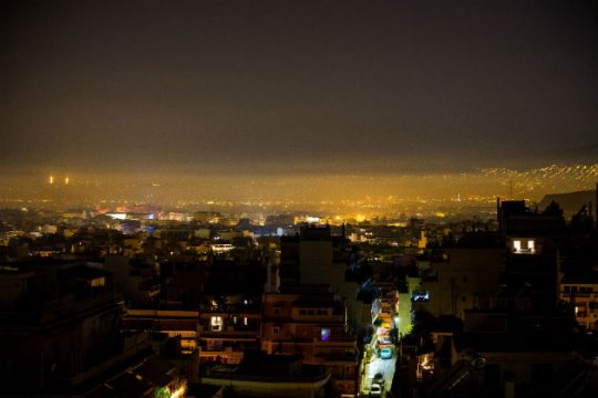 Κίνδυνος για ατμοσφαιρική ρύπανση λόγω καιρού και τζακιών