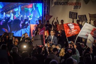 Σοσιαλιστές μεταξύ συμπληγάδων