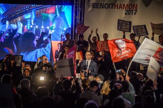 Σοσιαλιστές μεταξύ συμπληγάδων
