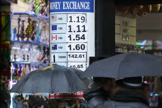 Ο φόβος του «σκληρού Brexit» ταράζει τη στερλίνα