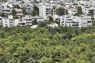 Με αντιδράσεις, λάθη και μειωμένα τέλη