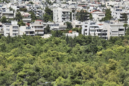 Με αντιδράσεις, λάθη και μειωμένα τέλη