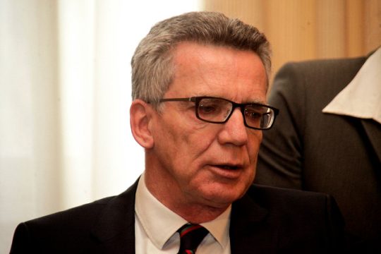 Ο Τόμας ντε Μεζιέρ υιοθετεί τη λογική της Ευρώπης-φρούριο