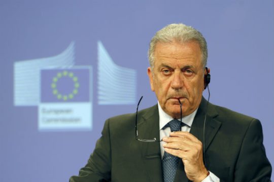 Στη Λέσβο ο επίτροπος Μετανάστευσης