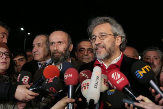 Νέες διώξεις κατά των δημοσιογράφων της Cumhuriyet
