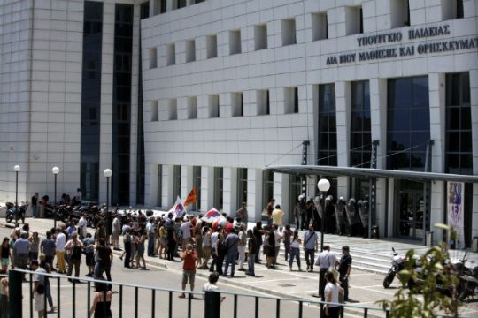 «Παράνομες οι μετατάξεις 3.559 εκπαιδευτικών του 2013/14»