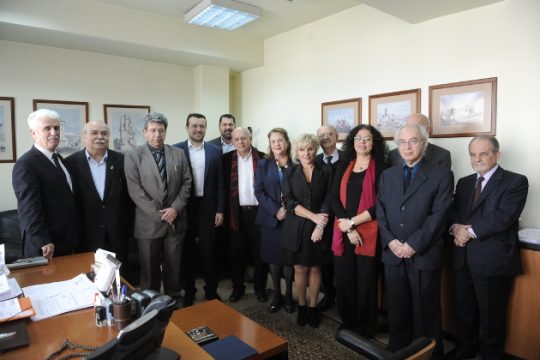 Χρονοδιάγραμμα για τις άδειες ζητάει ο Παππάς