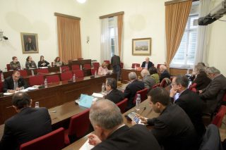 Ορατό το τρίγωνο διαπλοκής, «αόρατοι» οι πολιτικοί…