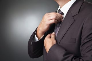 Του κοντού γιακά τού φταίν’ οι τρίχες