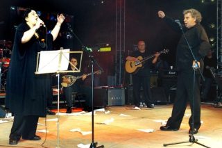 Την πήρε ο Μίκης κι έμεινε…