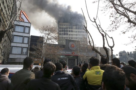 Τριάντα πυροσβέστες νεκροί σε ουρανοξύστη του Ιράν