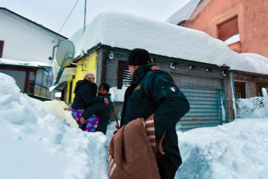 Εξανεμίζονται οι ελπίδες να βρεθούν επιζώντες στην Ιταλία