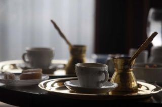 Μια Κροάτισσα σε ελληνικό καφενείο
