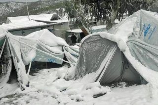 Στα λευκά η Λέσβος, πανικός στον καταυλισμό