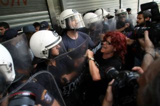 Ξανά στο εδώλιο η αστυνομική βία