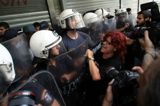 Ξανά στο εδώλιο η αστυνομική βία