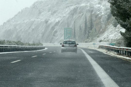 «Πάγωσε» η εθνική οδός Αθηνών-Πατρών